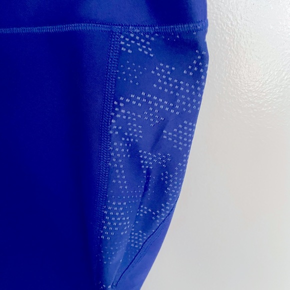 Under Armour cropped workout leggings with mesh detail in blue, size medium - Picture 2 of 5